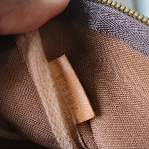 Louis Vutton Monogram Pochette Bag - Picture 4 of 8